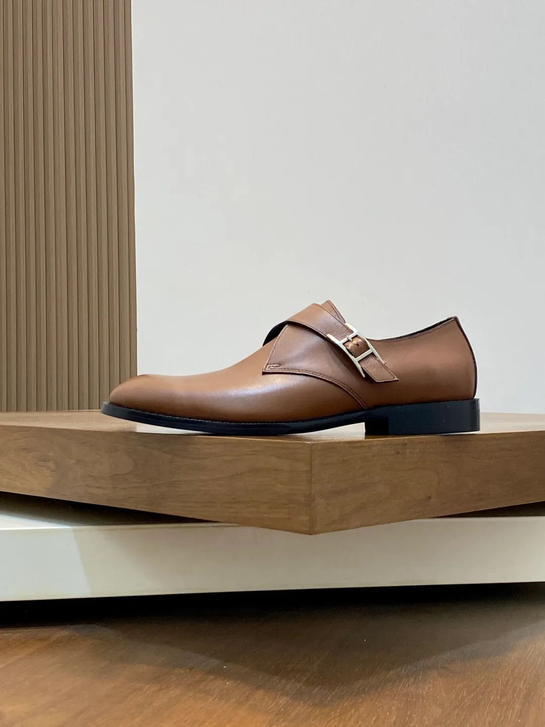 Men's shoes 💰780 HERMES/Hermès GAME slip-on loafers. These loafers are made of matte frosted calfskin. They are equipped with functional Kelly shoe buckles to easily create a fashionable urban style. They are equipped with genuine leather welts and lightweight grooved rubber foam outsole. They have genuine calfskin lining and silk-screen logo feet. They are slip-on design. They are novel and fashionable, with a handsome upper. Comes with a dust bag in the original box! Size: 39-40-41-42-43-44 standard leather shoe size (38/45 can be customized but does not support returns)